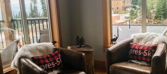 Sno Regrets Chalet SilverStar Ski in/Ski out with Mountain View and a Hot Tub