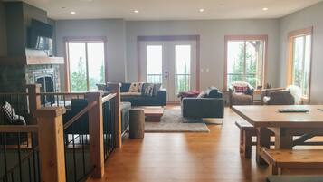 Télévision, cheminée, livres, chaßne hi-fi