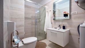 Dusche, Haartrockner, Handtücher
