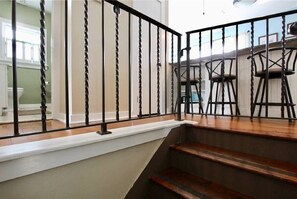 Interior - 4 bedroom waterview apt walking distance to beach (Middletown)