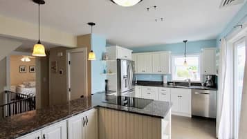 Fridge, coffee/tea maker