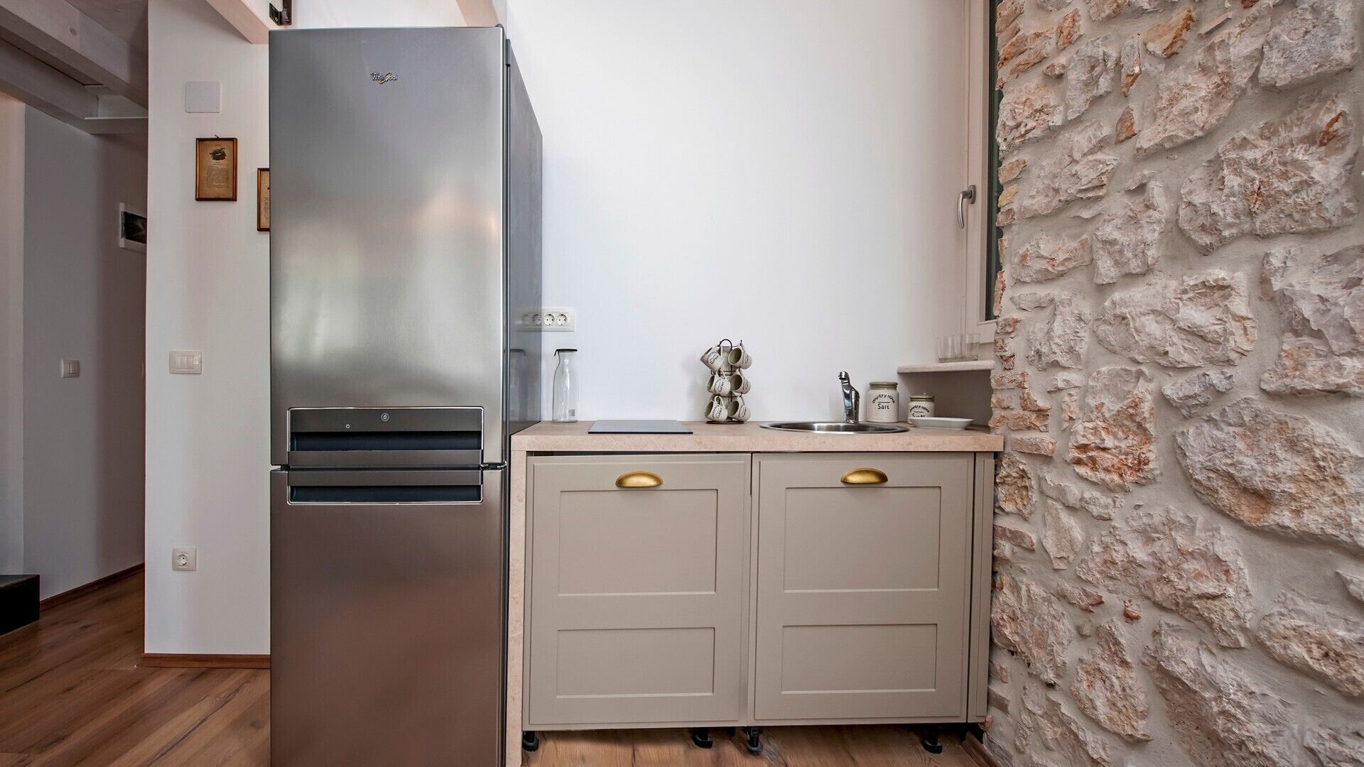 Refrigerador, parrilla de estufa, utensilios de cocina y comedor 