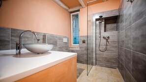 Een douche, een haardroger, handdoeken
