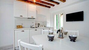 Kühlschrank, Herdplatte, Toaster, Kochgeschirr/Geschirr/Besteck