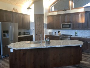 Fridge, microwave, oven, stovetop - BEAUTIFUL, LARGE MOUNTAIN HOME IN TORREON, HOT TUB IN DECK, CHECK IN/OUT 1PM! (Show Low)