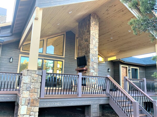 Exterior detail - BEAUTIFUL, LARGE MOUNTAIN HOME IN TORREON, HOT TUB IN DECK, CHECK IN/OUT 1PM! (Show Low)