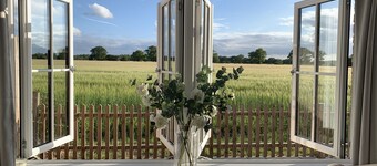 Mulberry Cottage, Suffolk with private Hot Tub 