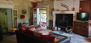 Smart-TV, DVD-Player, Tischtennisplatte, Bücher