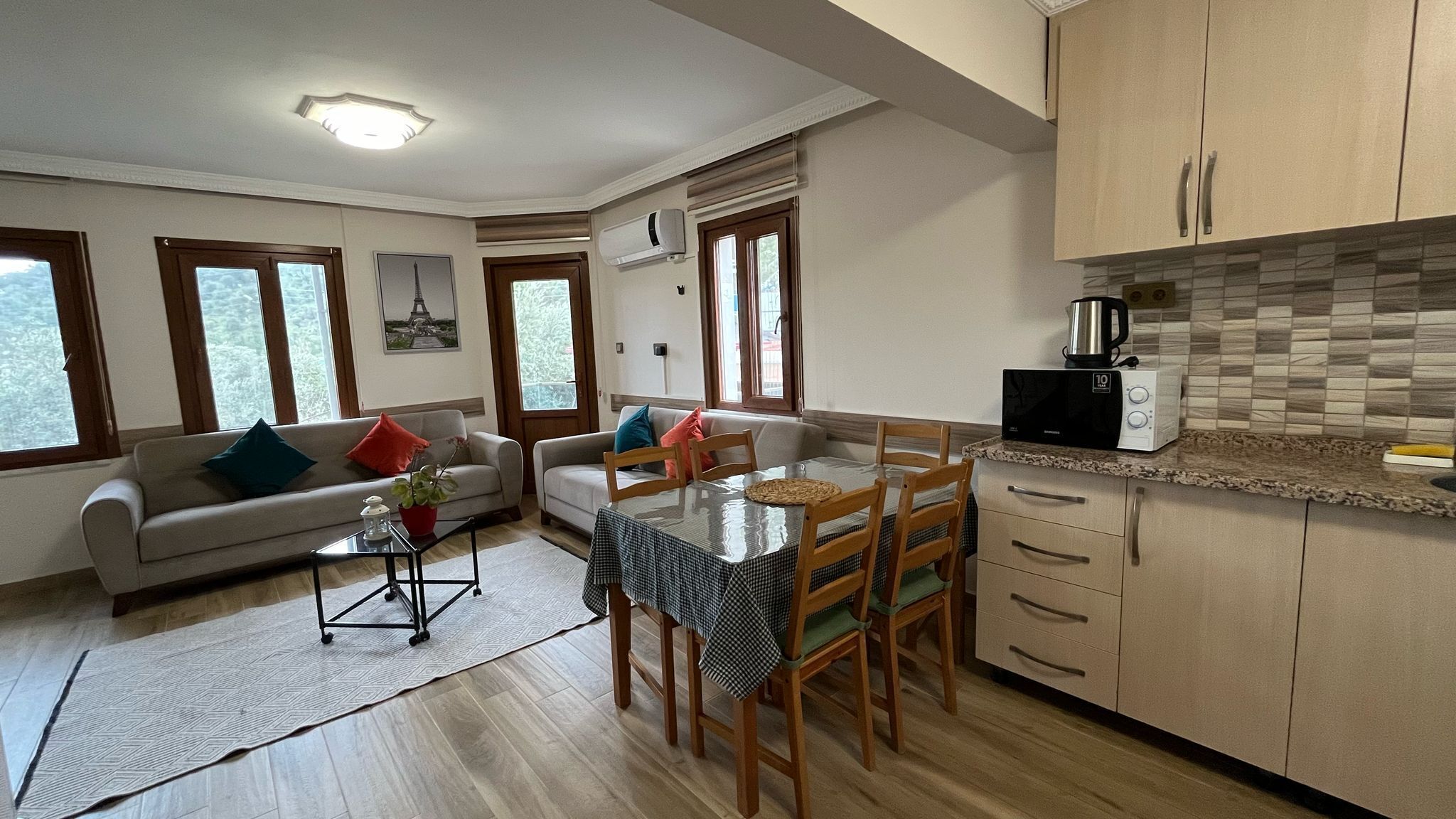 Deluxe-Maisonette | Wohnbereich | 40-Zoll-LED-Fernseher mit Satellitenempfang, Fernseher