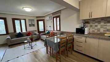 Deluxe-Maisonette | Wohnbereich | 40-Zoll-LED-Fernseher mit Satellitenempfang, Fernseher