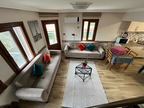 Appartement Duplex Deluxe | Coin séjour | Télévision LED de 40 pouces avec chaînes par satellite, télévision