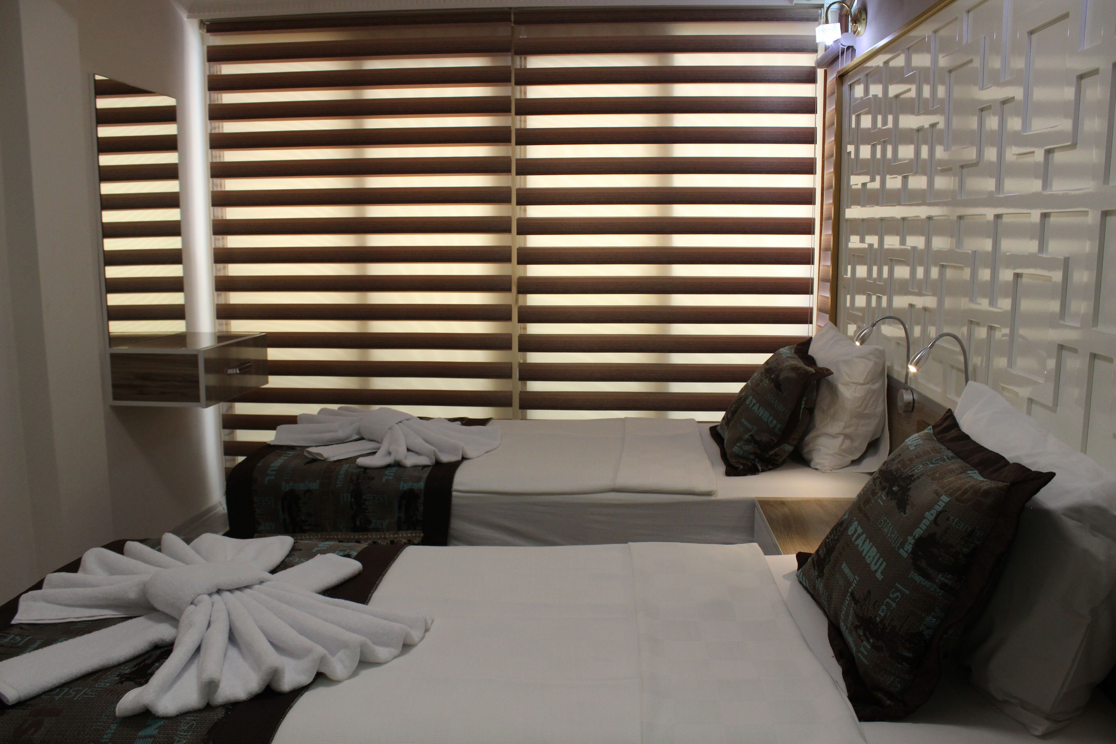 أغطية فراش متميزة ومكتب ومساحة عمل للكمبيوتر المحمول وستائر تعتيم