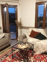 Dúplex Deluxe | Zona de estar | Televisión LED de 40 pulgadas con canales por satélite, una televisión