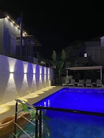 Una piscina al aire libre de temporada