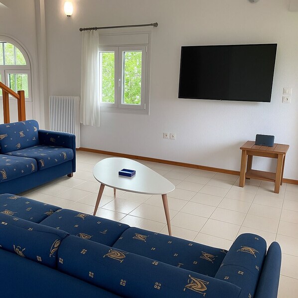 Smart-TV, Kamin, Bücher