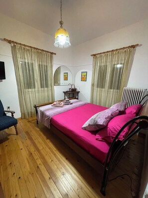 3 bedrooms, desk, iron/ironing board, free WiFi