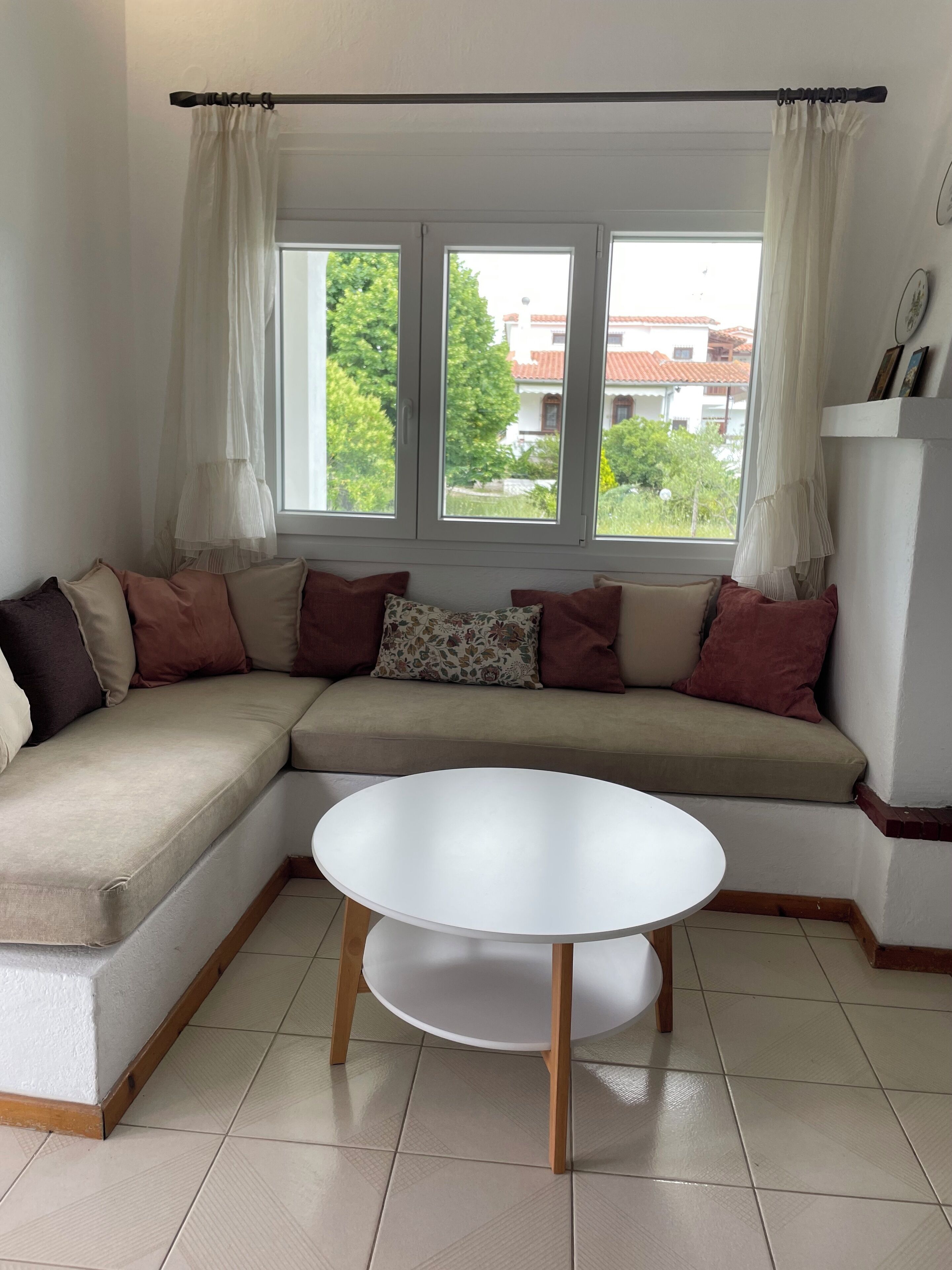 TV connectée, cheminée, livres