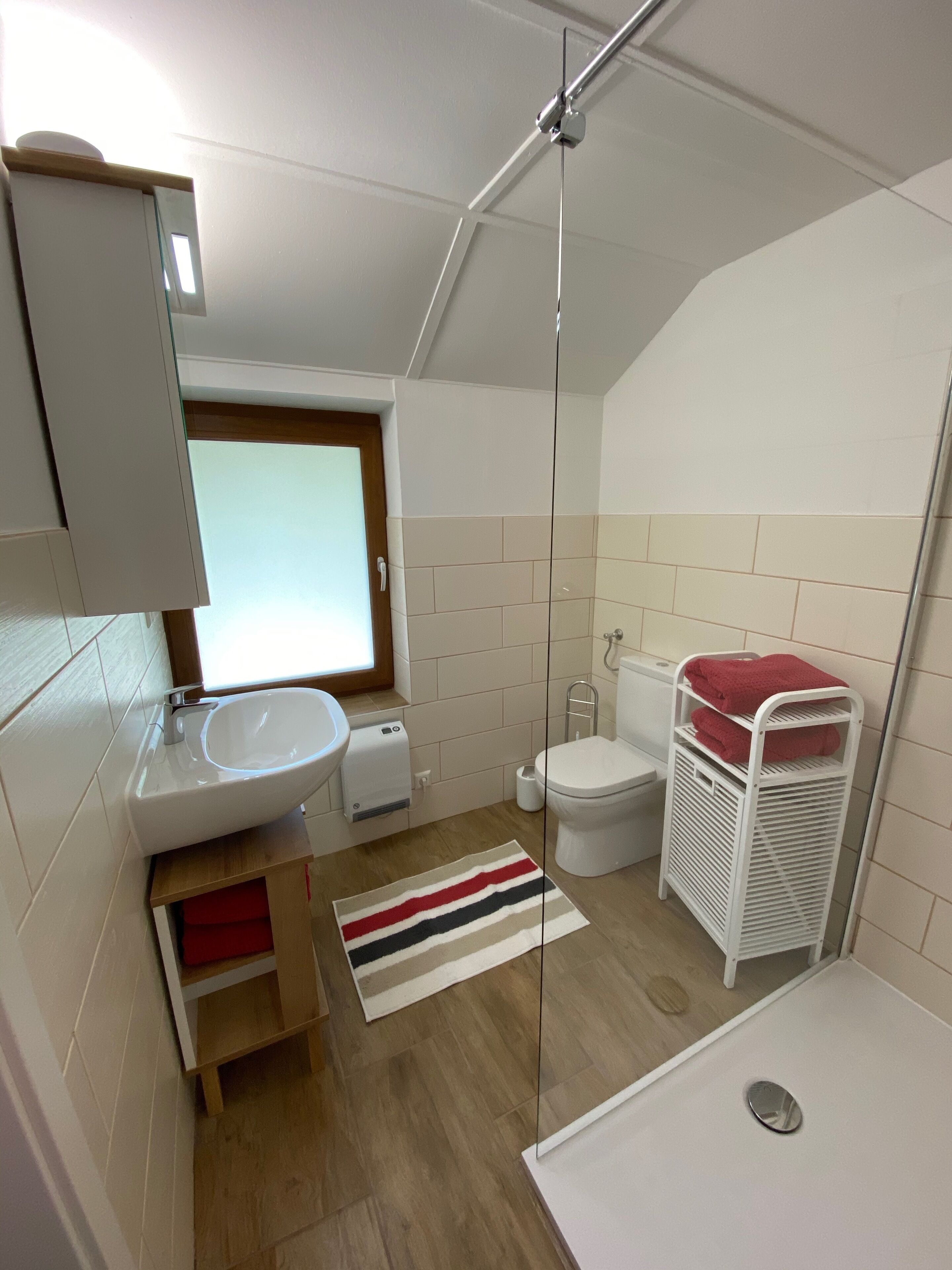 Ein modernes Badezimmer mit Waschbecken, Toilette und Dusche.