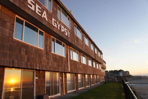 Exterior - Sea Gypsy Rentals - Oceanfront Suite - Pool! (Lincoln City)