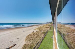 Beach nearby - Sea Gypsy Rentals - Oceanfront Suite - Pool! (Lincoln City)