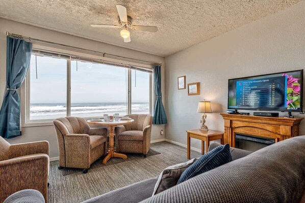 TV, offices - Sea Gypsy Rentals -  Oceanfront Suite - Pool! (Lincoln City)