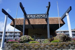 Exterior - Oceanfront Suite - Top Floor - Pool and Sauna - Sleeps 4! (Lincoln City)