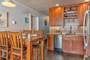 Dining - Oceanfront Suite - Top Floor - Pool and Sauna - Sleeps 4! (Lincoln City)