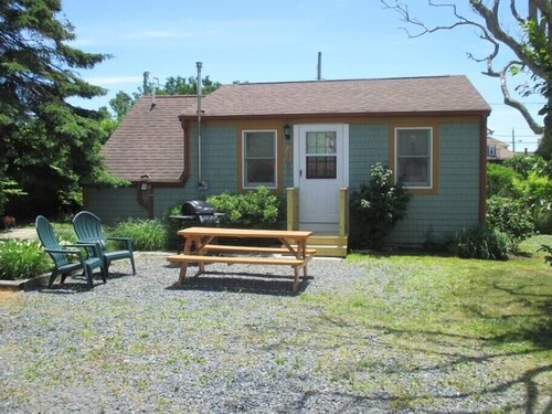 1 bedroom cottage, sleeps 4, walk to quiet beach