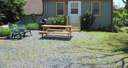 1 bedroom cottage, sleeps 4, walk to quiet beach
