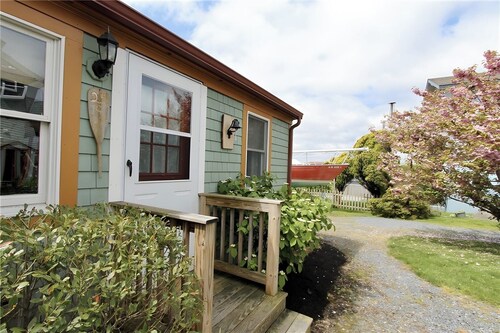 1 bedroom cottage, sleeps 4, walk to quiet beach