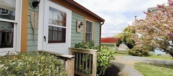 1 bedroom cottage, sleeps 4, walk to quiet beach