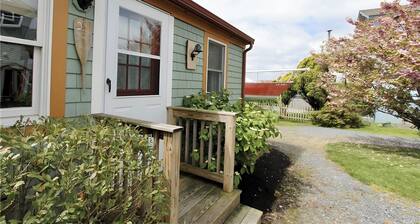 1 bedroom cottage, sleeps 4, walk to quiet beach