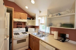 Kühlschrank, Wasserkocher mit Kaffee-/Teezubehör