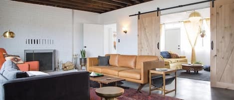 TV connectée, cheminée, lecteur de DVD