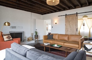 Una Smart TV, una chimenea, un reproductor de DVD