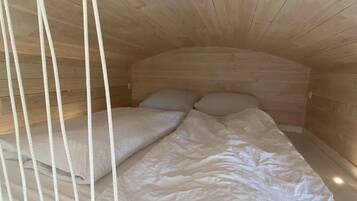 1 bedroom, bed sheets