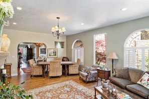 dining room area proving great entertaining space