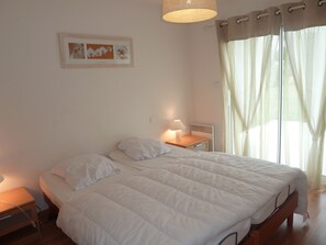 4 عدّة غرف نوم ومكواة/لوح كي