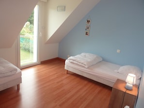 4 chambres, fer et planche Ă repasser