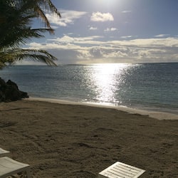 Plage privée, sable blanc, chaises longues