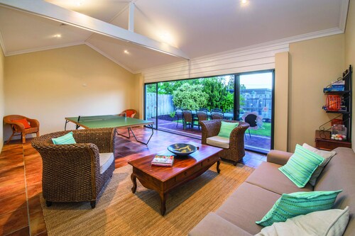 A SUPERBLY CENTRAL, ELEGANT YET CASUAL HOLIDAY ESCAPE