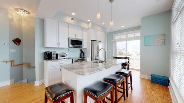 Refrigerador, microondas, horno y parrilla de estufa