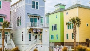 En rad färgglada hus, och på det första huset sitter en skylt med texten ”Don Carlo, italiensk restaurang”.