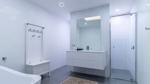 Bathtub, towels - Chill out in Sussex Inlet- LINEN AND TOWELS SUPPLIED (Sussex Inlet)