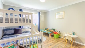 4 bedrooms, iron/ironing board, free WiFi