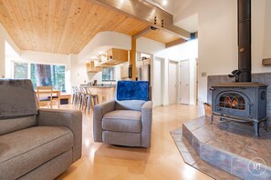 Living area - Amazing cabin close to lifts, brewery, dining, hiking and biking. (Anchorage)