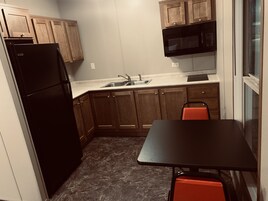 Refrigerador con freezer, microondas, placa de cocina, cafetera/tetera