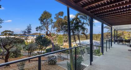 Island View - 80 Lentara St - Large Family Home, Pool, WIFI and Sweeping Views of Fingal
