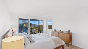 6 bedrooms, iron/ironing board, free WiFi, bed sheets - Island View - 80 Lentara St - Large Family Home, Pool, WIFI and Sweeping Views of Fingal (Fingal Bay)