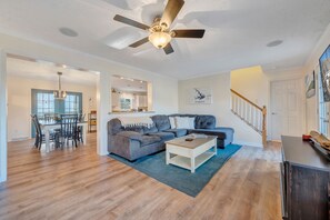 Smart TV, video games, DVD player, foosball - 3 Spacious floors! Great for multiple families (Moneta)
